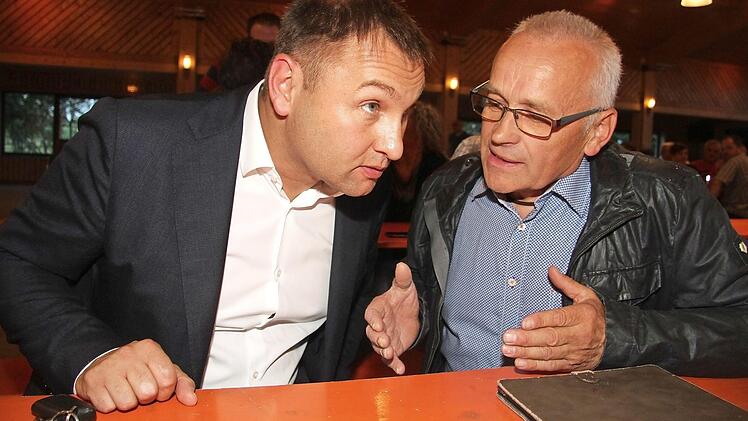 Jürgen Baumgärtner (links) im Gespräch mit Sägewerksbesitzer Reinhard Müller-Gei  Fotos: Sonny Adam