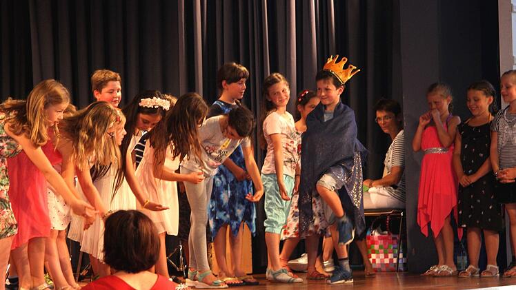 Auch der König kam bei dem Lied "Es führt eine Brücke über den Main". Foto: Günther Geiling