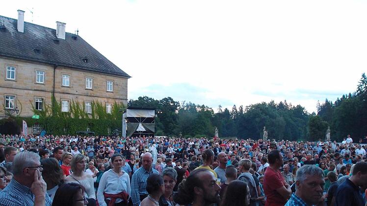 Krachledernes Outfit, mitreißend laute Beats: LaBrassBanda begeistert in Tambach . Foto: Jochen Berger