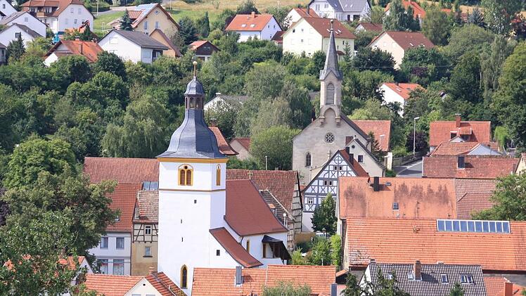 In Maßbach liegen nicht nur die evangelische (vorne) und katholische Kirche eng beieinander, sondern auch die Gemeinden arbeiten eng zusammen. Anlässe wie Schul-Gottesdienst oder die Einweihung öffentlicher Gebäude feiern Katholiken und Protestanten ganz selbstverständlich miteinander. Fotos: Ralf Ruppert