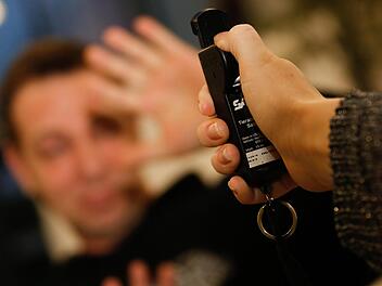 Erst durch den Einsatz von Pfefferspray konnte die Polizei einen rabiaten jungen Mann bändigen, der stark alkoholisiert ausgerastet war.  Symbolfoto: Matthias Hoch
