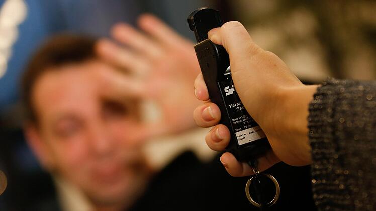 Erst durch den Einsatz von Pfefferspray konnte die Polizei einen rabiaten jungen Mann bändigen, der stark alkoholisiert ausgerastet war.  Symbolfoto: Matthias Hoch