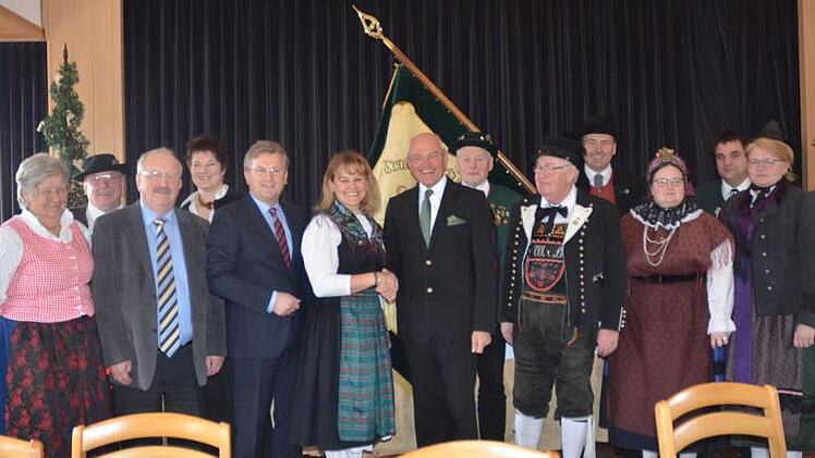 Große Freude herrschte bei den Gastgebern der Frühjahrsversammlung des Trachtengauverbandes Oberfranken. Bezirkstagspräsident Günther Denzner (7. v. l.) gratulierte Vorsitzender Bettina Rubel (6. v. l.) zum Zuschlag für die Ausrichtung der Landestagung des Bayerischen Trachtenverbandes. Mit im Bild: Bernd Steger (3. v. l.)., Bürgermeister Rainer Detsch (5. v. l.) und der Vorsitzende des Trachtengauverbandes Oberfranken, Manfred Bär (5. v. r.). Foto: K.-H. Hofmann