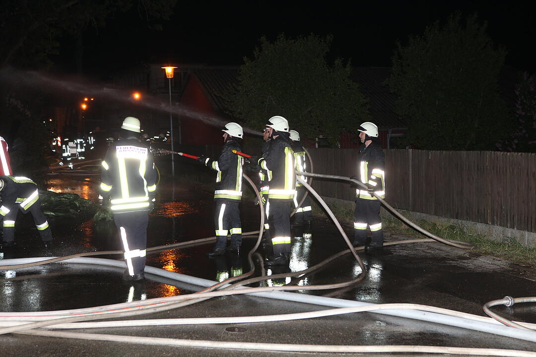 Flammen vernichten stillgelegte Zimmerei