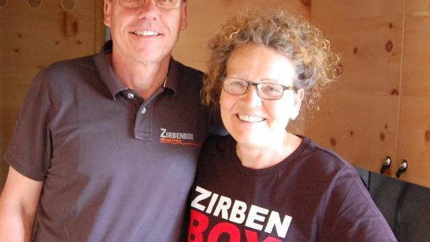 Ganz in Zirbenholz pr&auml;sentiert sich der mobile Wohnraum von Ingrid Schmidt-M&uuml;ller und Reinhard M&uuml;ller.  Foto: Wolfgang D&uuml;nnebier