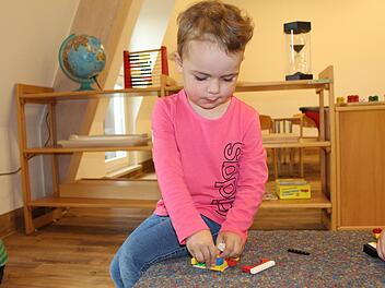 Die kleine Fiona spielt im neu bezogenen Raum "Universum" im Obergeschoss des Kindergartens St. Anna. Foto: Julia Raab
