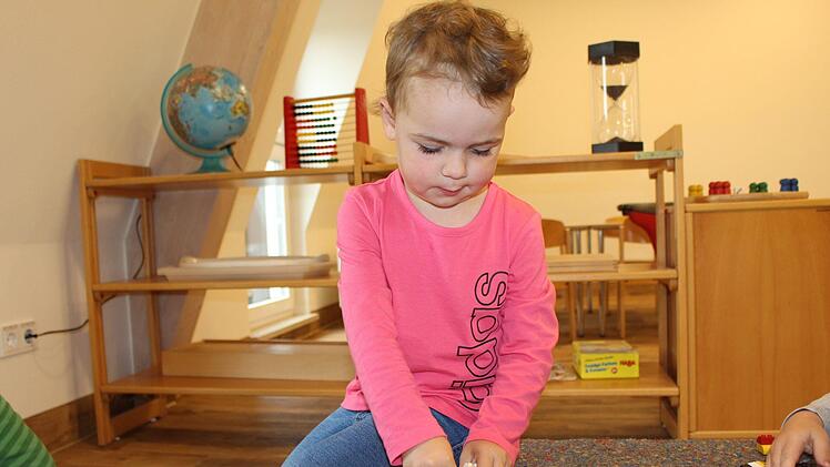Die kleine Fiona spielt im neu bezogenen Raum "Universum" im Obergeschoss des Kindergartens St. Anna. Foto: Julia Raab