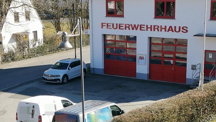 Wie soll hier ein Feuerwehrfahrzeug in Ahorn schnell zum Einsatz ausrücken können, wenn direkt vor der Einfahrt geparkt wird?
