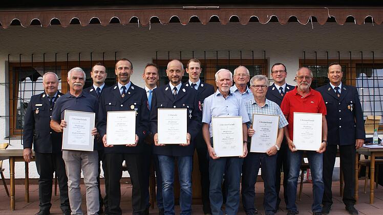 Zwischen 40 und 65 Jahre lang halten diese  Mitglieder nun schon der Freiwilligen Feuerwehr Frankenbrunn die Treue. Daf&uuml;r wurden sie in der j&uuml;ngsten Generalversammlung geehrt.