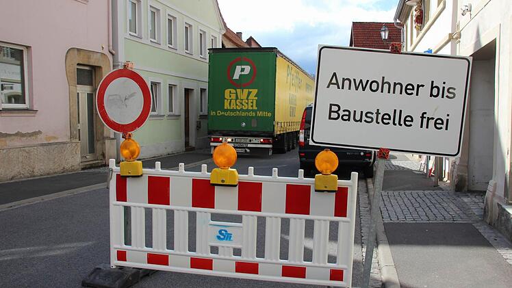 Aufs Navi vertraut, nicht auf die Schilder geschaut: Immer wieder verirren sich Lastwagenfahrer in den engen, bisweilen auch gesperrten Straße der Innenstadt Eberns.