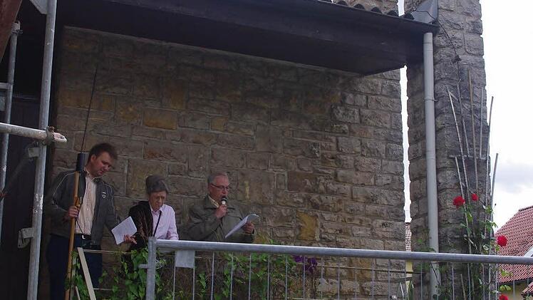 Hier stehen Pfarrgemeinderat Bernd Schnappauf, die Zweite Vorsitzende des Pfarrgemeinderats, Helene Fischer-Petersohn, und der Vorsitzende des Pfarrgemeinderats, Rudolf Hanna, vor der Kindergarten-Kapelle.
