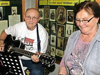 Karlheinz Hoffmann erinnerte an seinen Vater Jakob Hoffmann mit musikalischen Werken, die Rugendorfer Dichterin Helga Weiske las aus ihrem Buch ebenfalls typische Heimatgedichte. Fotos: Sonja Adam