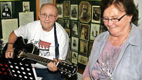 Karlheinz Hoffmann erinnerte an seinen Vater Jakob Hoffmann mit musikalischen Werken, die Rugendorfer Dichterin Helga Weiske las aus ihrem Buch ebenfalls typische Heimatgedichte. Fotos: Sonja Adam