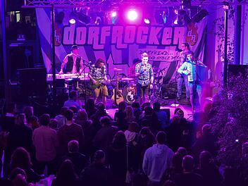 Die "Dorfrocker" brachten das Medienhaus in Bamberg zum Beben: Am Donnerstag stellten Philipp, Tobias und Markus (vorne von links) exklusiv ihr neues Album vor. Es ist bereits ihre sechste Platte, die am Freitag erst offiziell erschienen ist.  Foto: Ronald Rinklef