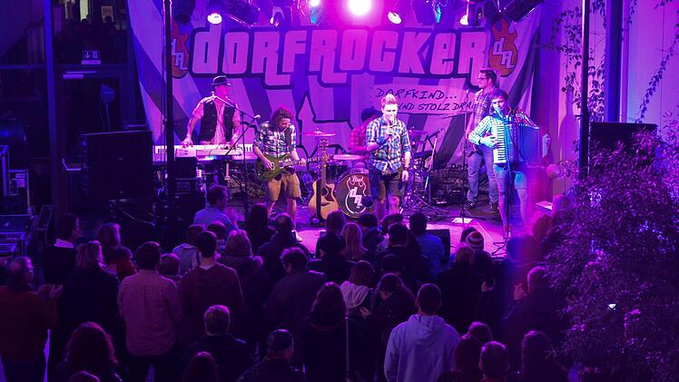 Die "Dorfrocker" brachten das Medienhaus in Bamberg zum Beben: Gestern stellten Philipp, Tobias und Markus (vorne von links) exklusiv ihr neues Album vor. Es ist bereits ihre sechste Platte, die heute erst offiziell erscheint.  Foto: Ronald Rinklef