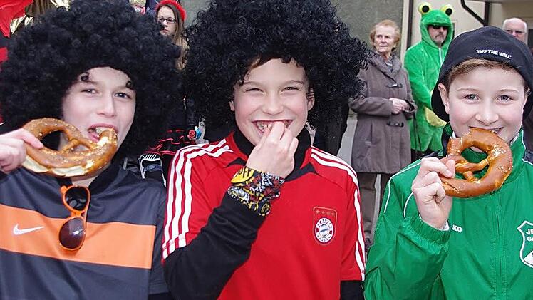 Diese drei jungen Herren ließen sich ihre Ausbeute gleich an Ort und Stelle schmecken.