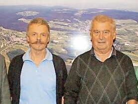 Stabwechsel bei den Wanderwarten in Oberaurach: Bürgermeister Thomas Sechser (links) und Thomas Mahr (rechts) von der Gemeindeverwaltung dankten Georg Hofmann (Zweiter von rechts) für 25 Jahre in einem Ehrenamt. Sein Nachfolger ist Günter Metzner.  Foto: Sabine Weinbeer