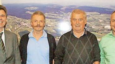 Stabwechsel bei den Wanderwarten in Oberaurach: Bürgermeister Thomas Sechser (links) und Thomas Mahr (rechts) von der Gemeindeverwaltung dankten Georg Hofmann (Zweiter von rechts) für 25 Jahre in einem Ehrenamt. Sein Nachfolger ist Günter Metzner.  Foto: Sabine Weinbeer