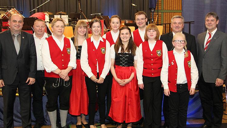 Beim Konzert wurden aktive Musiker geehrt (von links): stellvertretender NBMB-Bezirksvorsitzender Thomas Kolb, Musikvereins-Ehrenvorsitzender Manfred Springer, Marcel Jung, Franziska Erhardt, Hanna Schmidt, Dirigentin Kathrin Motschenbacher, Maren Haderlein, Spielleiter Tobias Partheymüller, Katharina Erhardt, NBMB-Kreisvorsitzender Wolfgang Müller, Zoe Stadter und stellvertretender Landrat Gerhard Wunder  Foto: privat