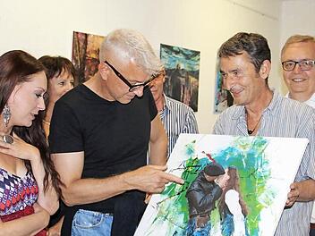 Martin Ludwig (Zweiter von rechts) präsentiert Daniel Leistner und Heidemarie Wellmann "Faust in Bildern". Foto: Mariell Dörrschmidt