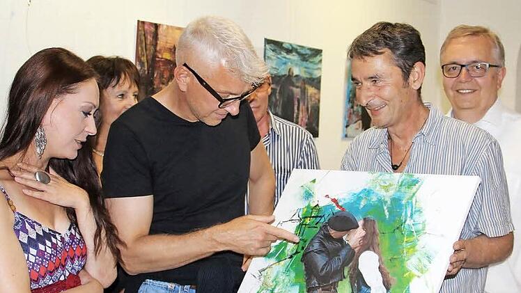 Martin Ludwig (Zweiter von rechts) präsentiert Daniel Leistner und Heidemarie Wellmann "Faust in Bildern". Foto: Mariell Dörrschmidt