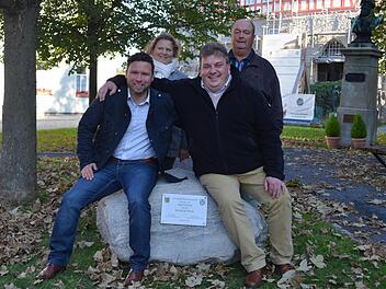 Der Flusskiesel steht symbolisch für die Partnerschaft von Eisfeld und Ahorn. Im Bild (von links) Bürgermeister Martin Finzel und Sven Gregor sowie Gabi Jahn und Lothar Lipfert vom Freundschafts-Arbeitskreis. Foto: Gabi Bertram