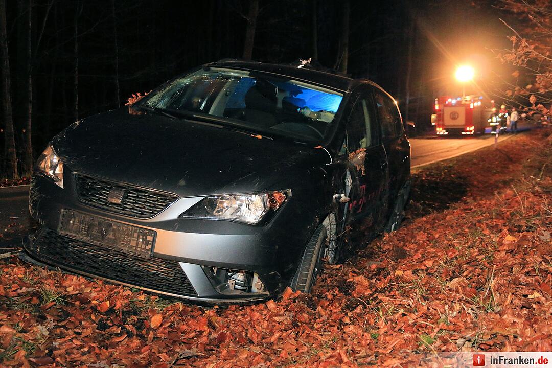 Pkw prallt bei Buch gegen Baum
