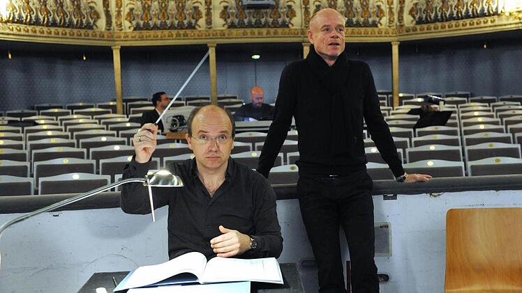 Regisseur Jakob Peters-Messer bei der Probenarbeit am "Rosenkavalier". Links: Generalmusikdirektor Roland Kluttig.  Foto: Andrea Kremper