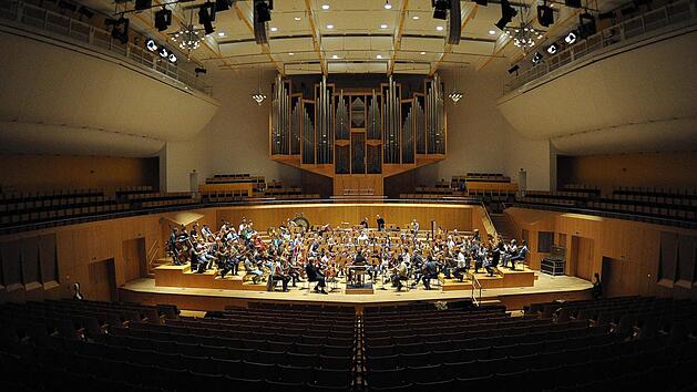 Die Bamberger Konzerthalle: Am Sonntag kann man sich beim Tag der offenen T&uuml;r in vielen R&auml;umlichkeiten der Konzerthalle von musikalischen Vorf&uuml;hrungen begeistern lassen. Foto: David Ebener/dpa