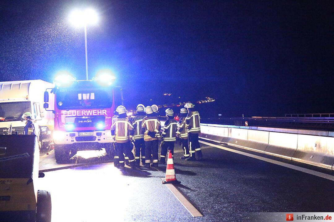 Lkw walzt Nachtbaustelle nieder - Bauarbeiter schwer verletzt - Bild der Verwuestung auf mehr als 300 Metern