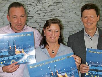 Martin Pristl, Sabine Brey und Karl-Heinz Ertl (v. l.) pr&auml;sentieren den neuen Adventskalender des Lions Club Bamberg-Residenz. Foto: p