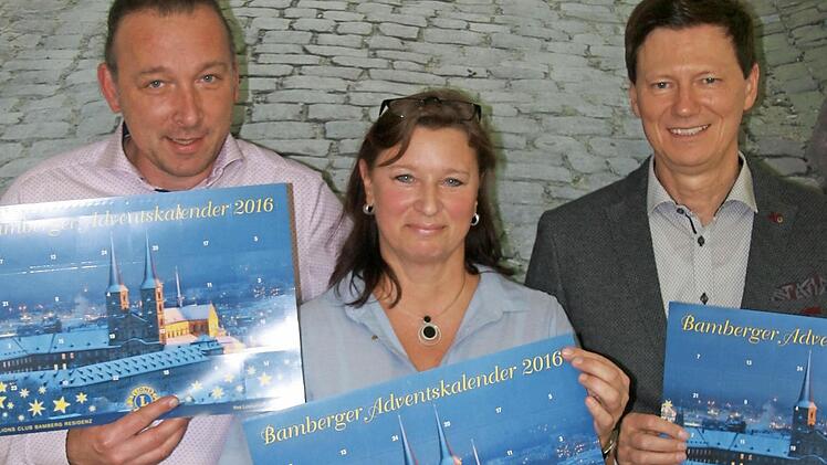 Martin Pristl, Sabine Brey und Karl-Heinz Ertl (v. l.) pr&auml;sentieren den neuen Adventskalender des Lions Club Bamberg-Residenz. Foto: p