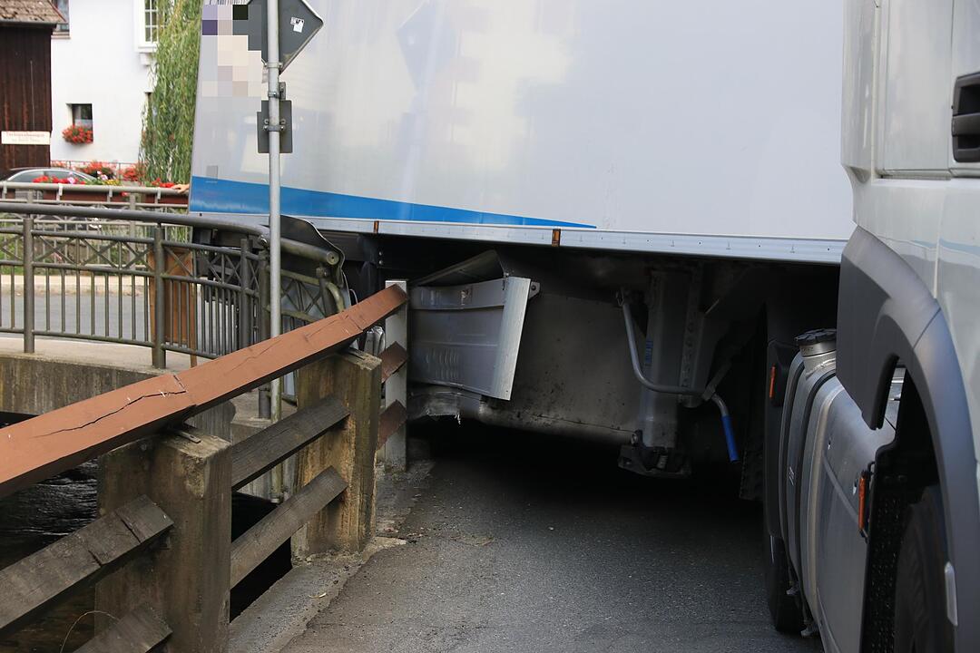 Lkw in Wirsberg zwischen Brücke und Haus eingeklemmt