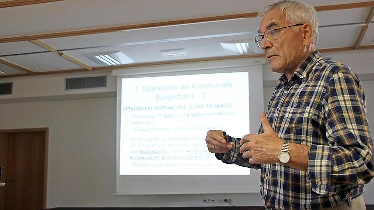 Rainer Gottwald bei seinem Vortrag am Montag in Haßfurt