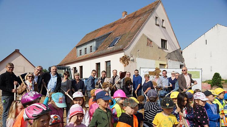 Zum Spatenstich dürfen auch die Kinder vor.Foto: Arkadius  Guzy