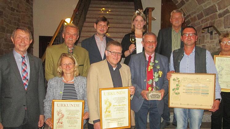 Strahlende Gesichter bei der Prämiierung bei der Alfred Jeurink (l.) den Teilnehmern gratulierte und dankte (v. R. v. l.) Elisabeth Assmann, Jürgen Kolb, Gotthard Schlereth, Thorsten Büchner und Brigitte Burtchen, (h. R. v. l.) Ulf Zeidler, Holger Becker, Weinprinzessin Annika Kuchenbrod und Peter Hart.Foto: Ehling