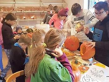 Das Aush&ouml;hlen der K&uuml;rbisse ist eine langwierige Arbeit. Foto: Ute Machwart