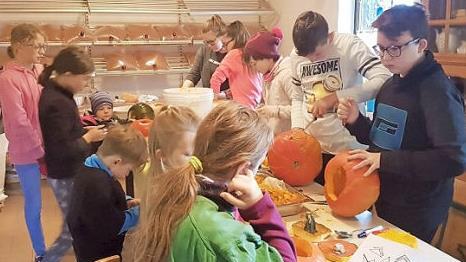 Das Aush&ouml;hlen der K&uuml;rbisse ist eine langwierige Arbeit. Foto: Ute Machwart