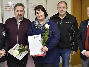 Barbara Geißler hält dem BRK seit 35 Jahren die Treue, Dieter Schüler seit 45 Jahren. Dafür wurden sie von Bereitschaftsleiterin Anne Grimmer (links), Kreisgeschäftsführer Dieter Greger und Kreisbereitschaftsleiter Stefan Funck (rechts) geehrt. Foto: Gerold Snater
