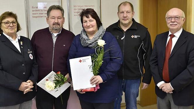 Barbara Geißler hält dem BRK seit 35 Jahren die Treue, Dieter Schüler seit 45 Jahren. Dafür wurden sie von Bereitschaftsleiterin Anne Grimmer (links), Kreisgeschäftsführer Dieter Greger und Kreisbereitschaftsleiter Stefan Funck (rechts) geehrt. Foto: Gerold Snater