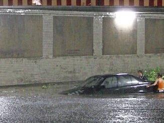 Land unter in der Callenberger Unterführung in Coburg! In solchen Fällen übernimmt die Vollkasko-Versicherung die Regulierung. Foto: CT-Archiv
