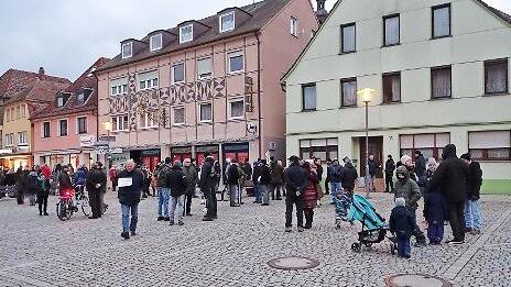 Auf dem Marktplatz treffen sich die Spaziergänger.