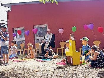 Die Vorschulkinder zeigten in ihrem Anspiel vom fr&ouml;hlichen Stra&szlig;enkehrer Ricardo, wie man sich auch an kleinen Allt&auml;glichkeiten erfreuen kann.