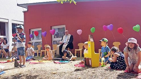 Die Vorschulkinder zeigten in ihrem Anspiel vom fr&ouml;hlichen Stra&szlig;enkehrer Ricardo, wie man sich auch an kleinen Allt&auml;glichkeiten erfreuen kann.