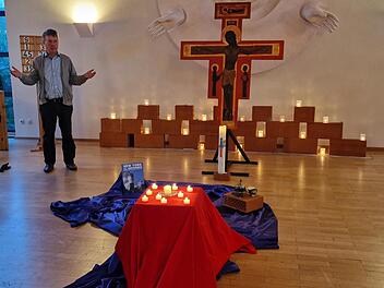 Das Friedensgebet in Riedenberg fand im Rahmen des Taize-Gebets mit Pastoralreferent Bernhard Hopf statt.