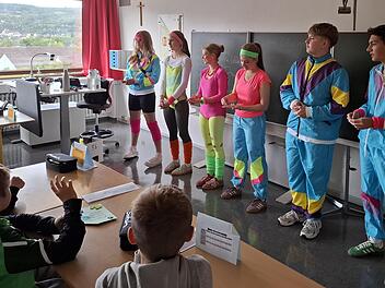 Tutoren aus den 9. und 10. Klassen begrüßen unterhaltsam die neuen Fünftklässler der Jakob-Kaiser-Realschule.