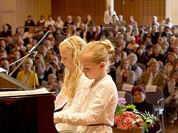Noelle Günther und Johanna Josten spielten vierhändig "Horo" von Hadijev am Klavier. Fotos: Albert Höchstädter