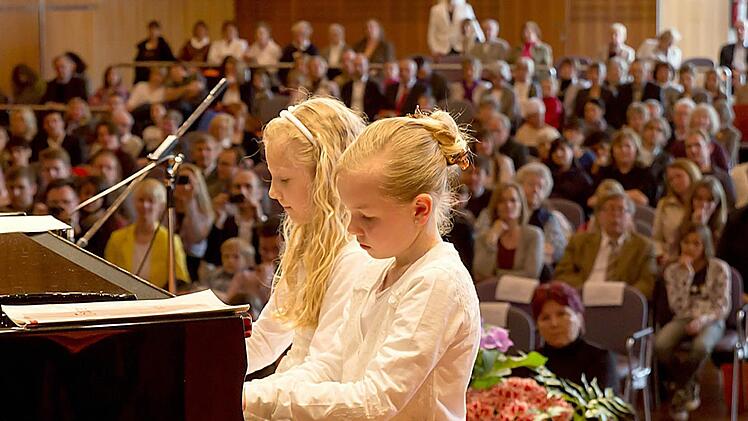 Noelle Günther und Johanna Josten spielten vierhändig "Horo" von Hadijev am Klavier. Fotos: Albert Höchstädter