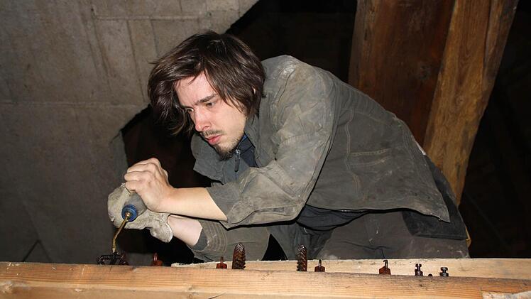 Auf dem Glockenstuhl wird der Impuls für die Zeiger der Turmuhr umgelenkt.