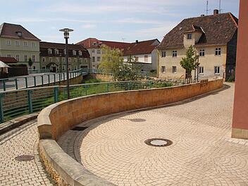 Das ortsbildprägende Spital-Gebäude an der Bamberger Straße (rechts) wird einer neuen Nutzung zugeführt. Bevor es jedoch renoviert wird, soll auf dem Areal ein Biergarten eröffnet werden; im Gebäude sind zunächst eine Küche und sanitäre Anlagen geplant. Die Zufahrt zu den elf am Gebäude ausgewiesenen Stellplätze soll über die gepflasteren Weg (im Vordergrund) von der Angerstraße her erfolgen. Foto: Matthias Einwag